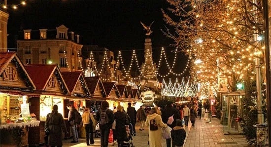 Christmas lights and market chalets in the centre of Reims
